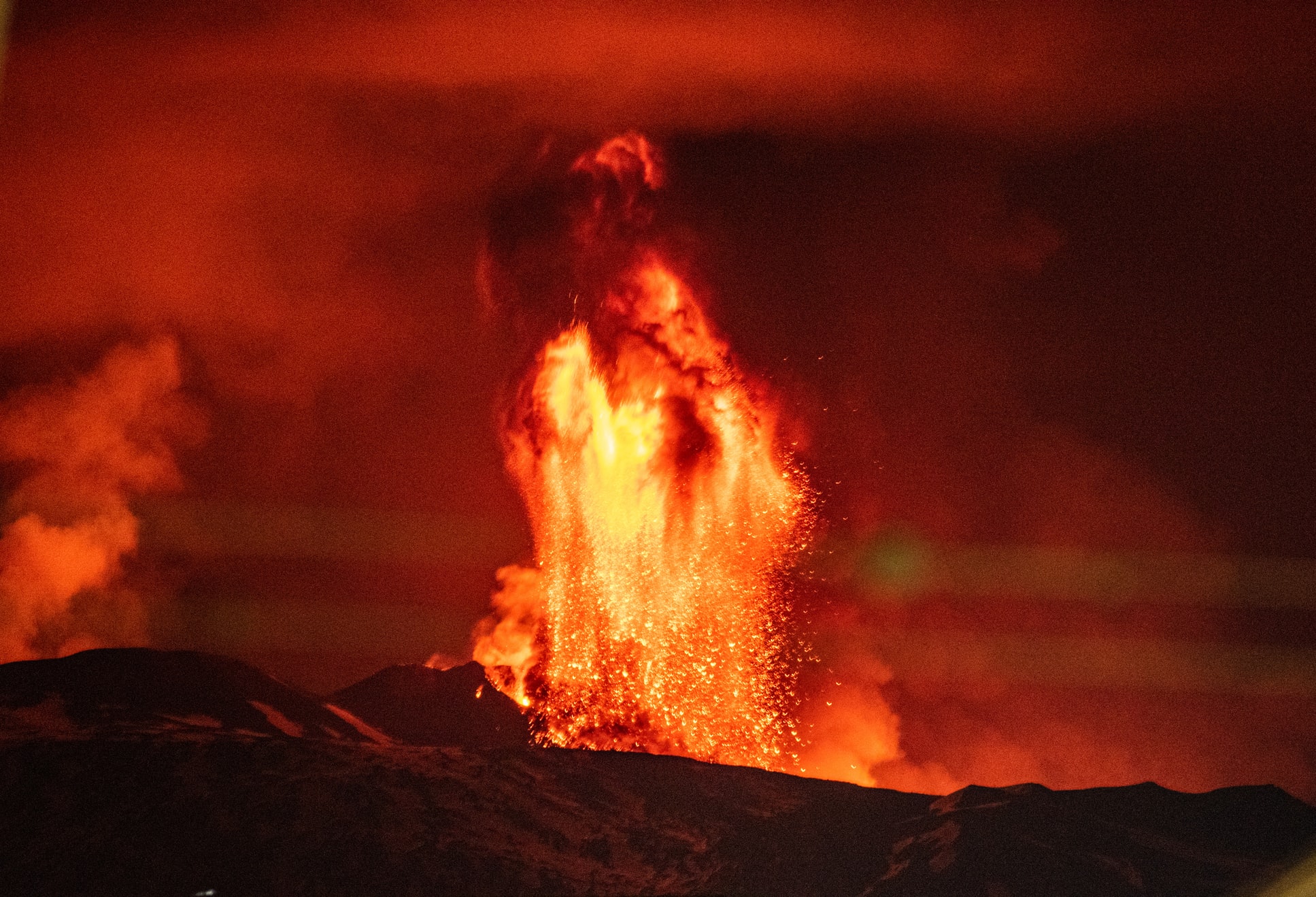ドローンが火山の噴火口に大接近 溶けるマグマ映像がまるでcg ドローンジョプラス